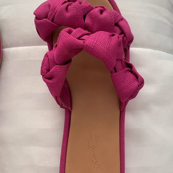 Stylish slide sandals, size 6 - Picture 2 of 2